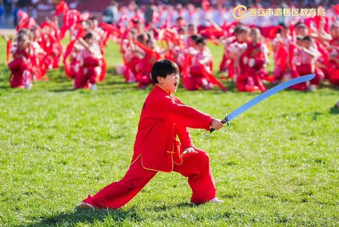 灞桥区东城六小腰鼓社团参加灞桥区中小学生田径运动会开幕式