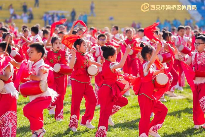 灞桥区东城六小腰鼓社团参加灞桥区中小学生田径运动会开幕式