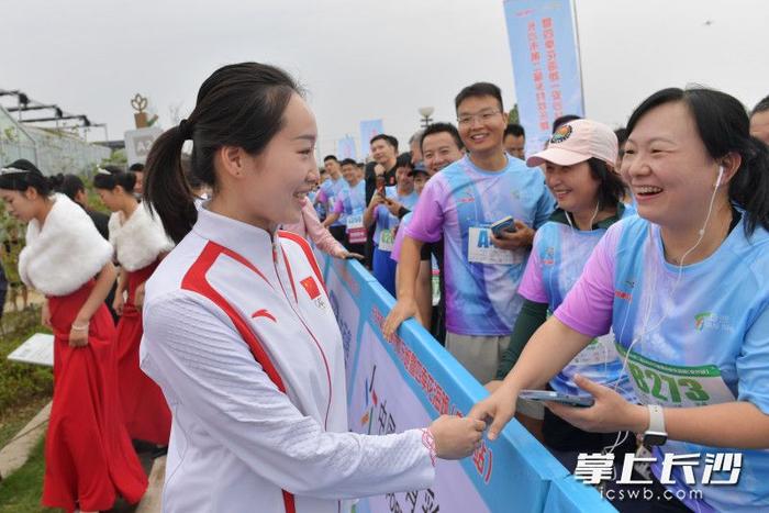 组图｜燃！长沙市第二届乡村欢乐跑暨四季花海跑（安沙站）鸣枪开跑