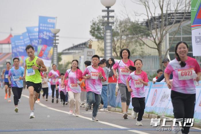 组图｜燃！长沙市第二届乡村欢乐跑暨四季花海跑（安沙站）鸣枪开跑