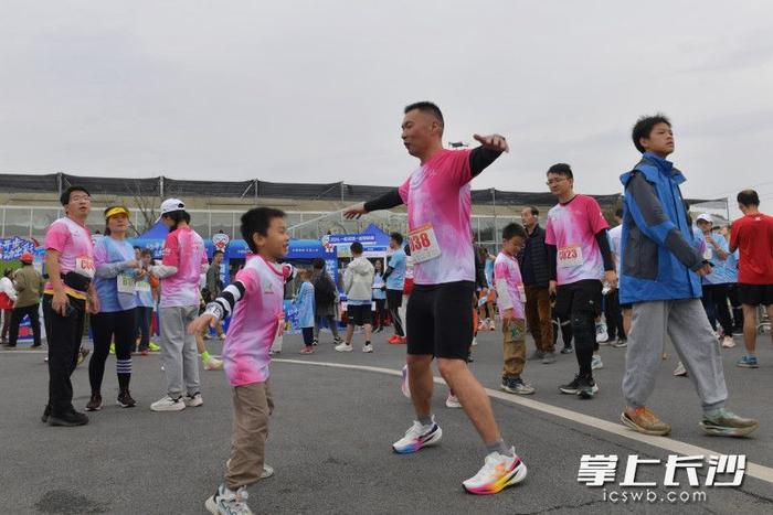 组图｜燃！长沙市第二届乡村欢乐跑暨四季花海跑（安沙站）鸣枪开跑