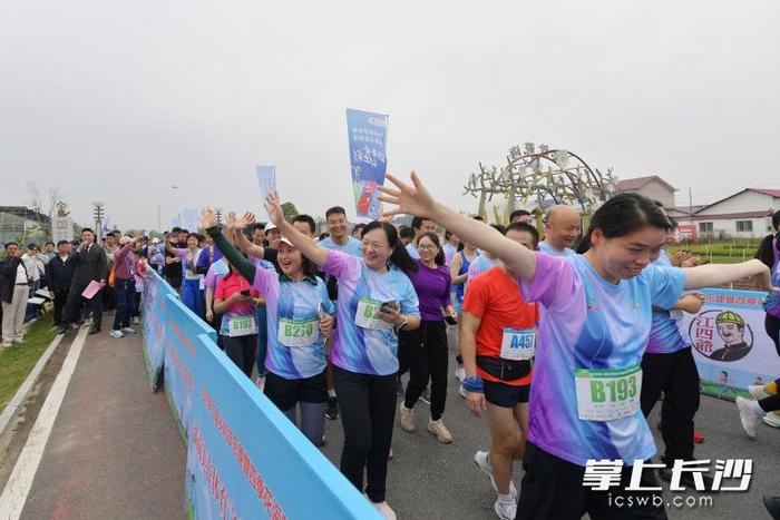 组图｜燃！长沙市第二届乡村欢乐跑暨四季花海跑（安沙站）鸣枪开跑