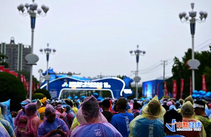 一日之内30万人踏上马拉松起跑线，众多企业抢着赞助，热门赛事冠名费超千万！