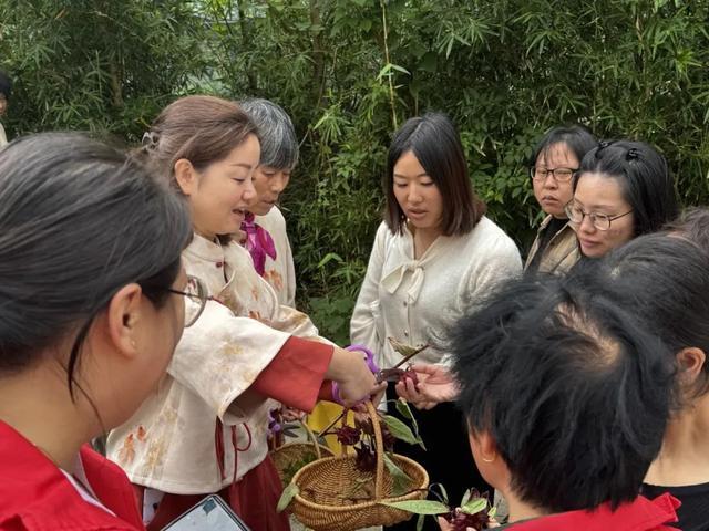 小区里也能“闹”秋收？金海街道“和草园”开启一年一度收获季→