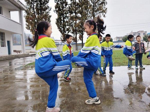 房县军店镇月明小学“玩转”课间十分钟拉满童年幸福感