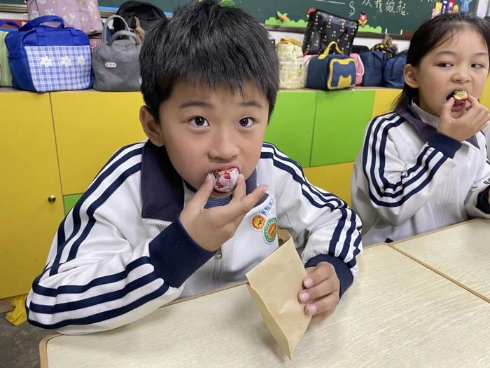 西一路小学开展山楂制作糖雪球活动