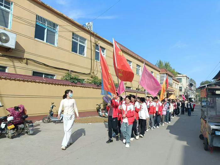 方城县博望镇中心小学开展“爱博望 爱家乡”远足实践活动