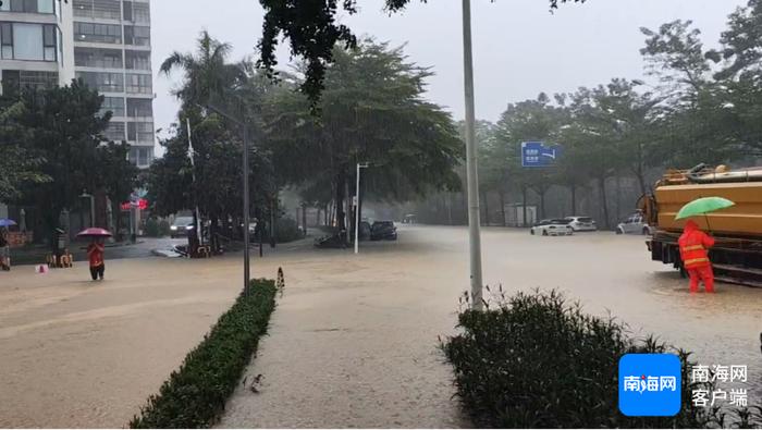 三亚发布暴雨红色预警 市区部分道路积水