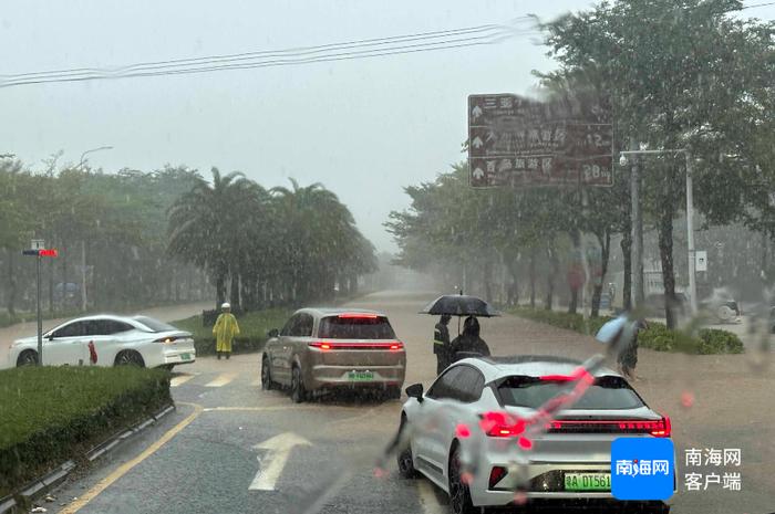 三亚发布暴雨红色预警 市区部分道路积水