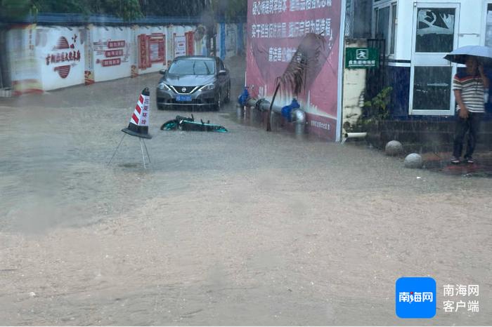 三亚发布暴雨红色预警 市区部分道路积水