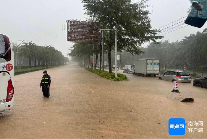 三亚发布暴雨红色预警 市区部分道路积水