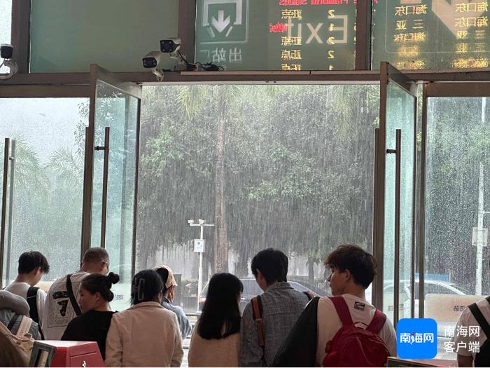 三亚发布暴雨红色预警 市区部分道路积水