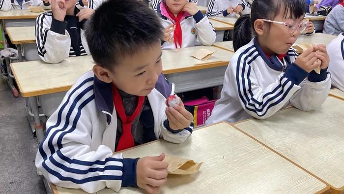 西一路小学开展山楂制作糖雪球活动