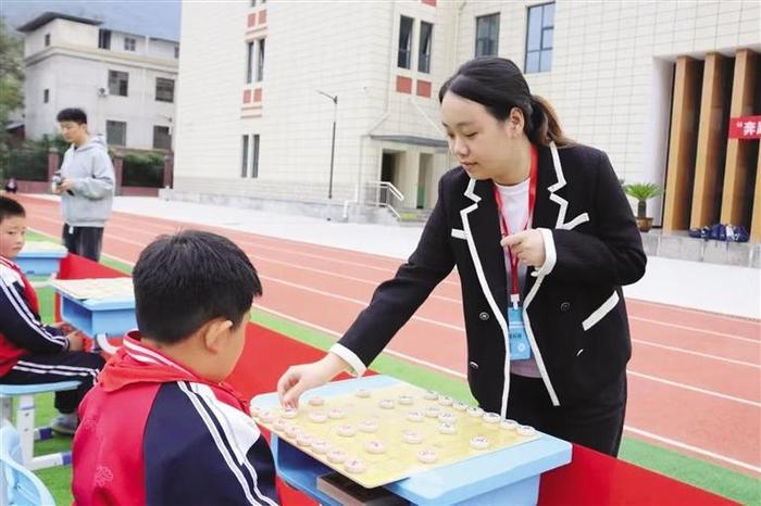 象棋特级大师唐思楠、吴可欣走进陇南