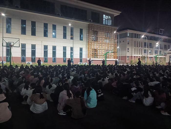 以“演”筑防  以“练”护航——方城县释之学校举行宿舍夜间消防安全疏散演练