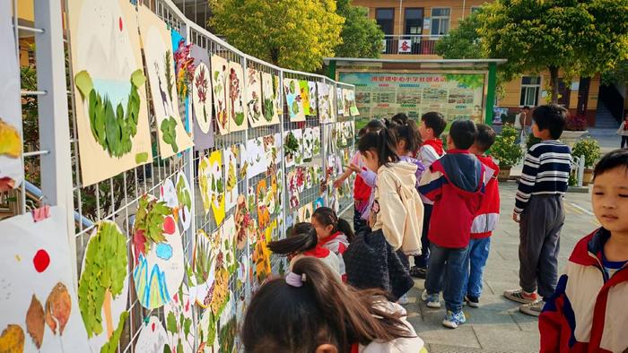 方城县博望镇中心小学开展树叶贴画作品展