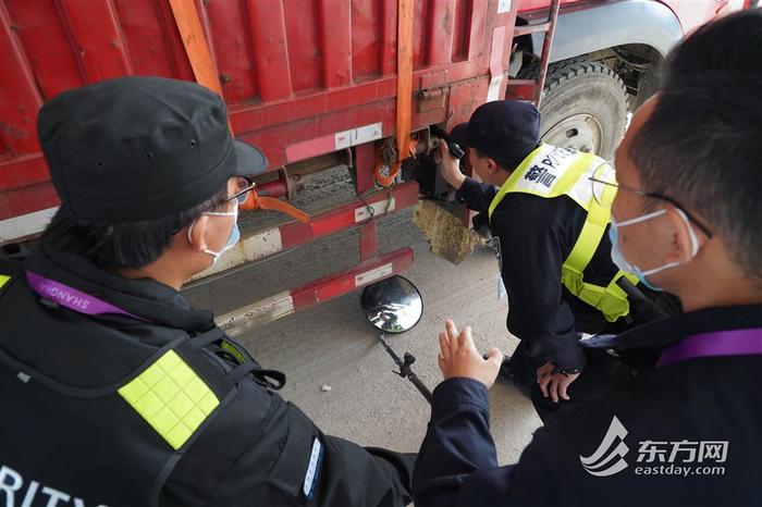 高峰期安检车辆700余辆次 全力保障进博会，上海警方开启24小时远端安检