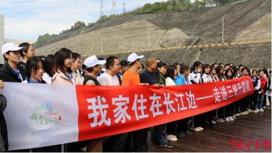 走进三峡升船机，体验“小船坐电梯”