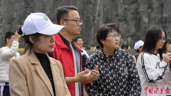 走进三峡升船机，体验“小船坐电梯”