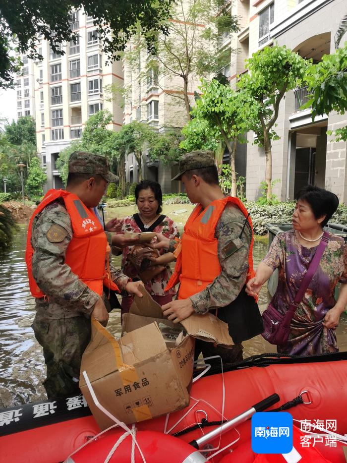 “我们来给大家送吃的了！” 这抹“橄榄绿”，给琼海受灾群众满满的爱