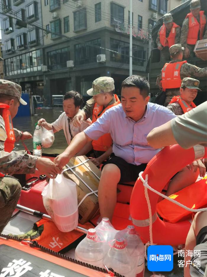 “我们来给大家送吃的了！” 这抹“橄榄绿”，给琼海受灾群众满满的爱