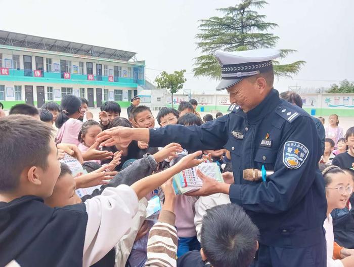 内乡县赤眉镇兰田中心小学交通安全进校园 共筑平安上学路