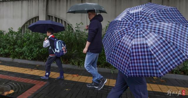 台风“康妮”发威，市民学生风雨中上班上学