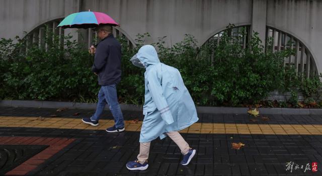 台风“康妮”发威，市民学生风雨中上班上学