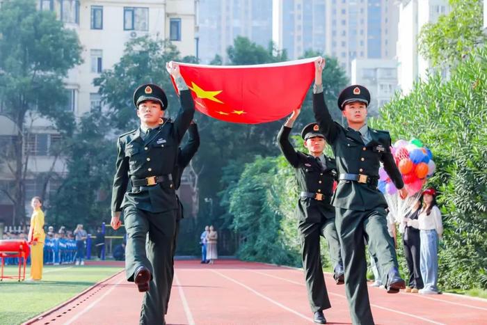 冠军驾到，雏鹰翱翔！ 国防科大八一小学第51届校运会开幕！