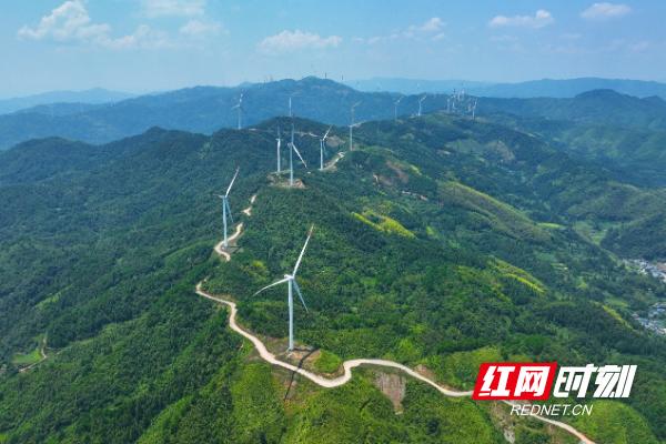 播阳风电场，一座座风力发电机矗立在群山之中，蔚为壮观。李尚引 摄