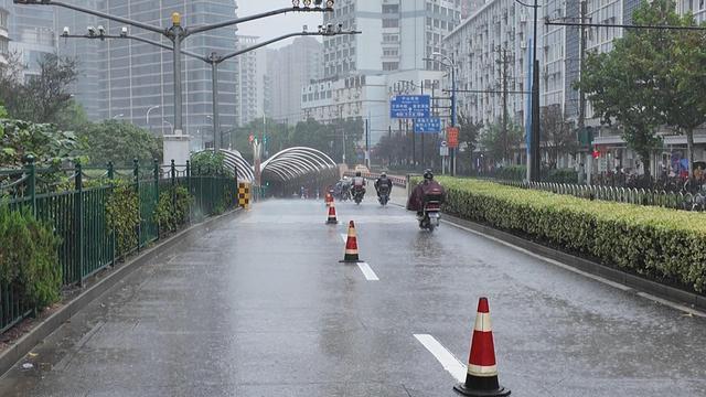 台风“康妮”影响黄浦江轮渡停运，黄浦警方紧急启动非机动车过江方案