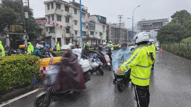 台风“康妮”影响黄浦江轮渡停运，黄浦警方紧急启动非机动车过江方案