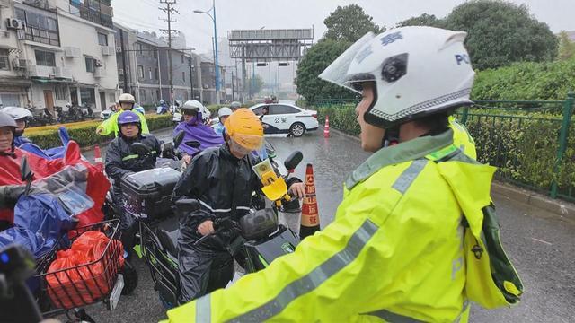 台风“康妮”影响黄浦江轮渡停运，黄浦警方紧急启动非机动车过江方案