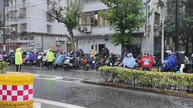 台风“康妮”影响黄浦江轮渡停运，黄浦警方紧急启动非机动车过江方案