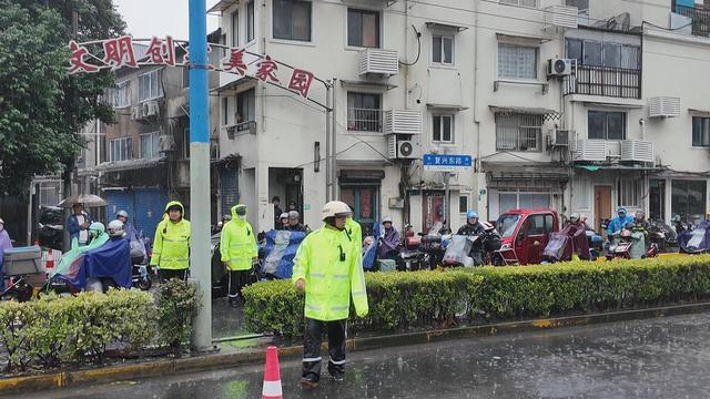 台风“康妮”影响黄浦江轮渡停运，黄浦警方紧急启动非机动车过江方案