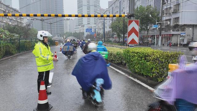 台风“康妮”影响黄浦江轮渡停运，黄浦警方紧急启动非机动车过江方案