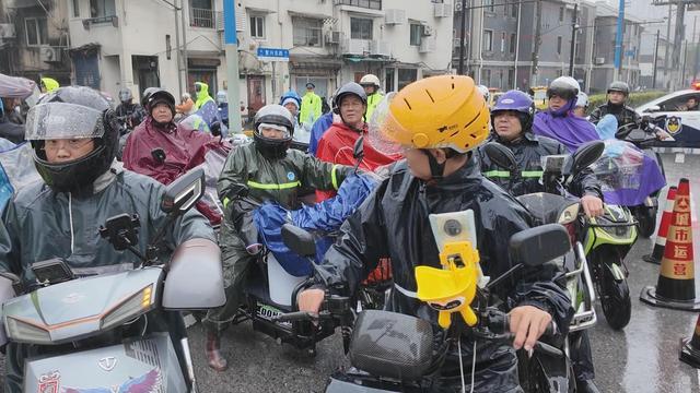 台风“康妮”影响黄浦江轮渡停运，黄浦警方紧急启动非机动车过江方案