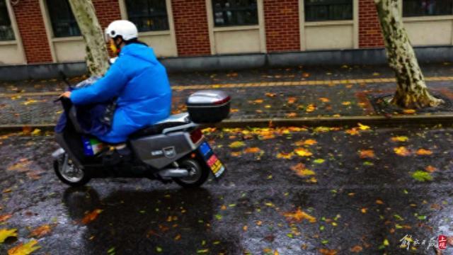 台风“康妮”发威，市民学生风雨中上班上学