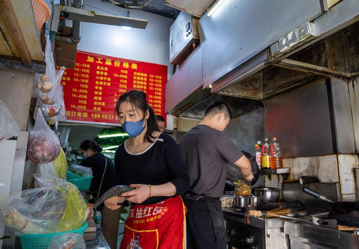 探访南京“代炒菜”服务：出门逛菜场，回家热饭热菜直接上桌