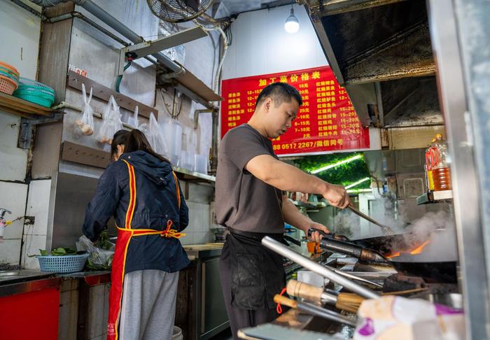 探访南京“代炒菜”服务：出门逛菜场，回家热饭热菜直接上桌