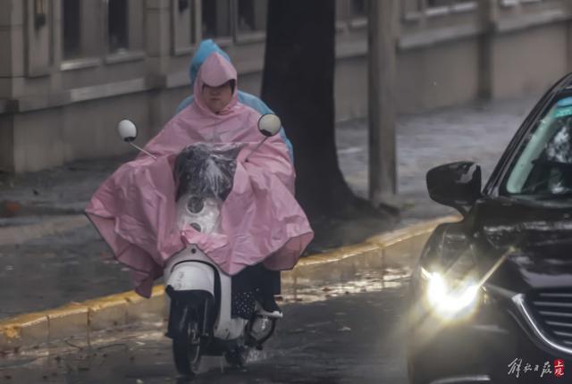 台风“康妮”发威，市民学生风雨中上班上学