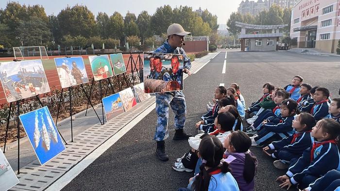 红色精神伴成长 逐梦深蓝讲师团走进崂山区中韩小学