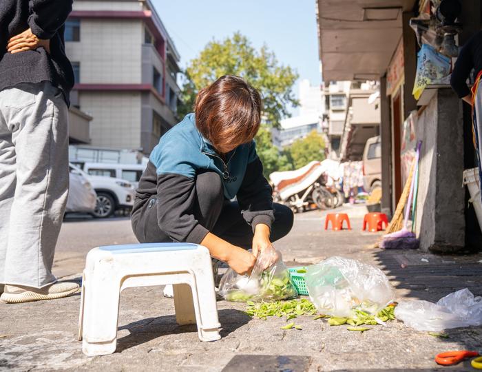 探访南京“代炒菜”服务：出门逛菜场，回家热饭热菜直接上桌