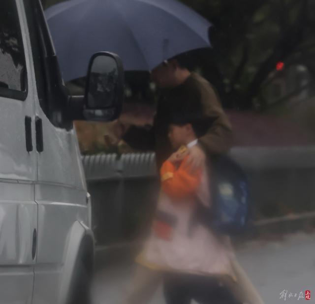 台风“康妮”发威，市民学生风雨中上班上学