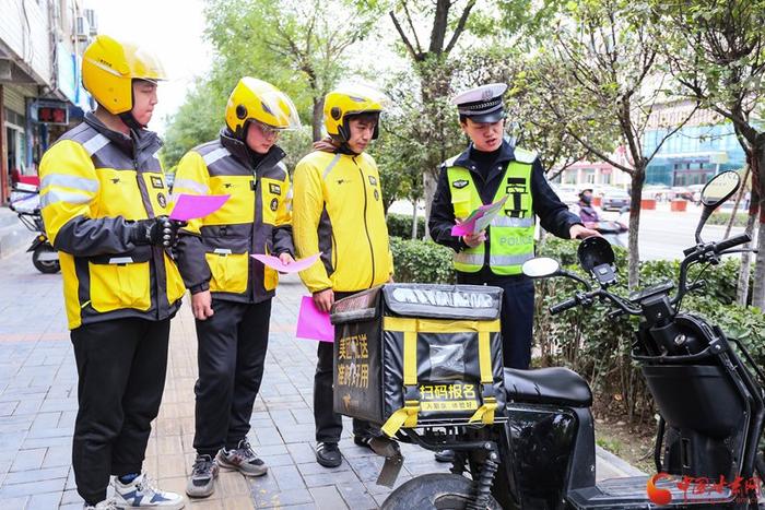 平凉：崆峒交警为外卖小哥“配送”交通安全餐