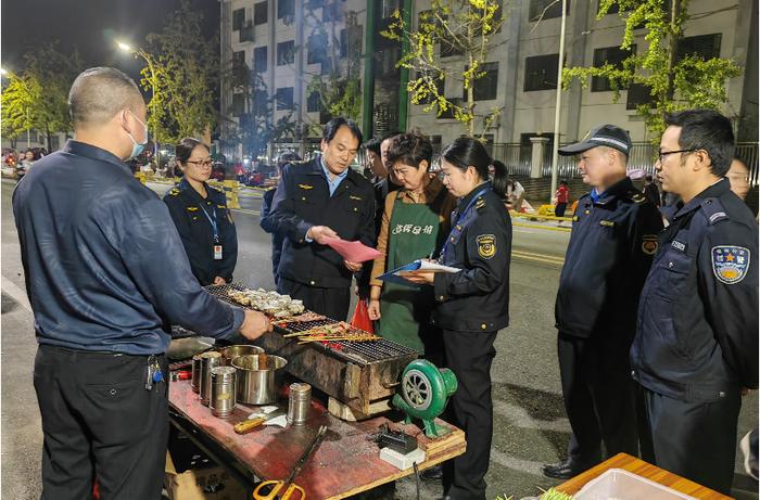 广西兴安县多部门联合开展夜市食品安全专项整治