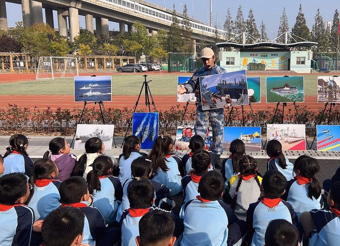 红色精神伴成长 逐梦深蓝讲师团走进崂山区中韩小学