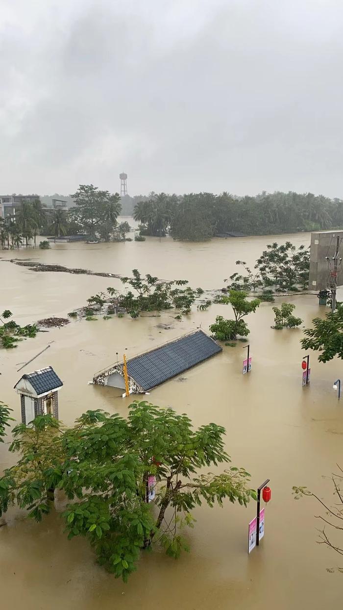 力争下周一复课！实拍琼海暴雨淹没前后的万泉中学