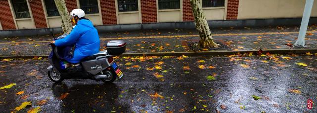 台风“康妮”发威，市民学生风雨中上班上学