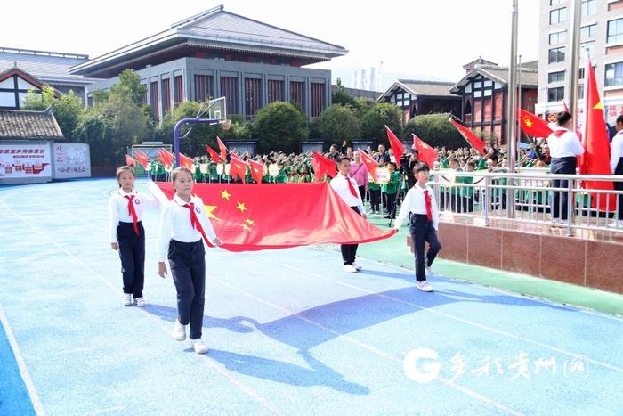 这面曾经遨游太空的国旗，在遵义传递